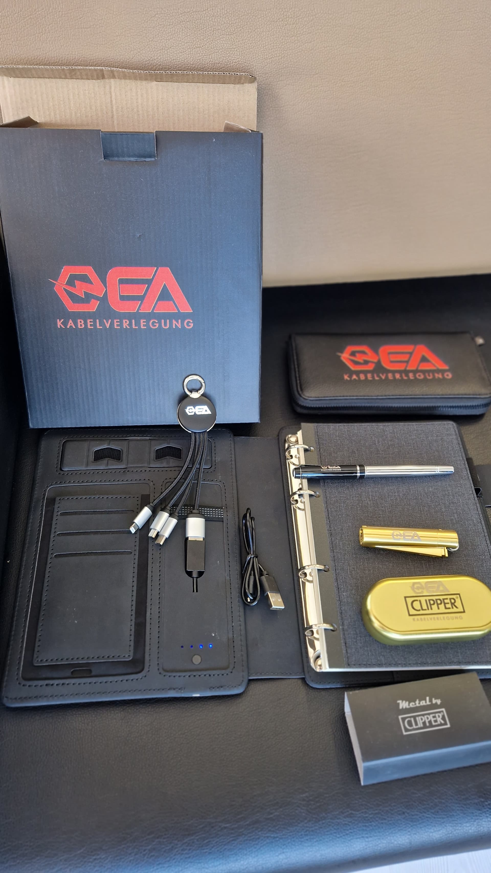 Starkstromkabel werden in einer Kabeltrasse in einer Industrieanlage verlegt