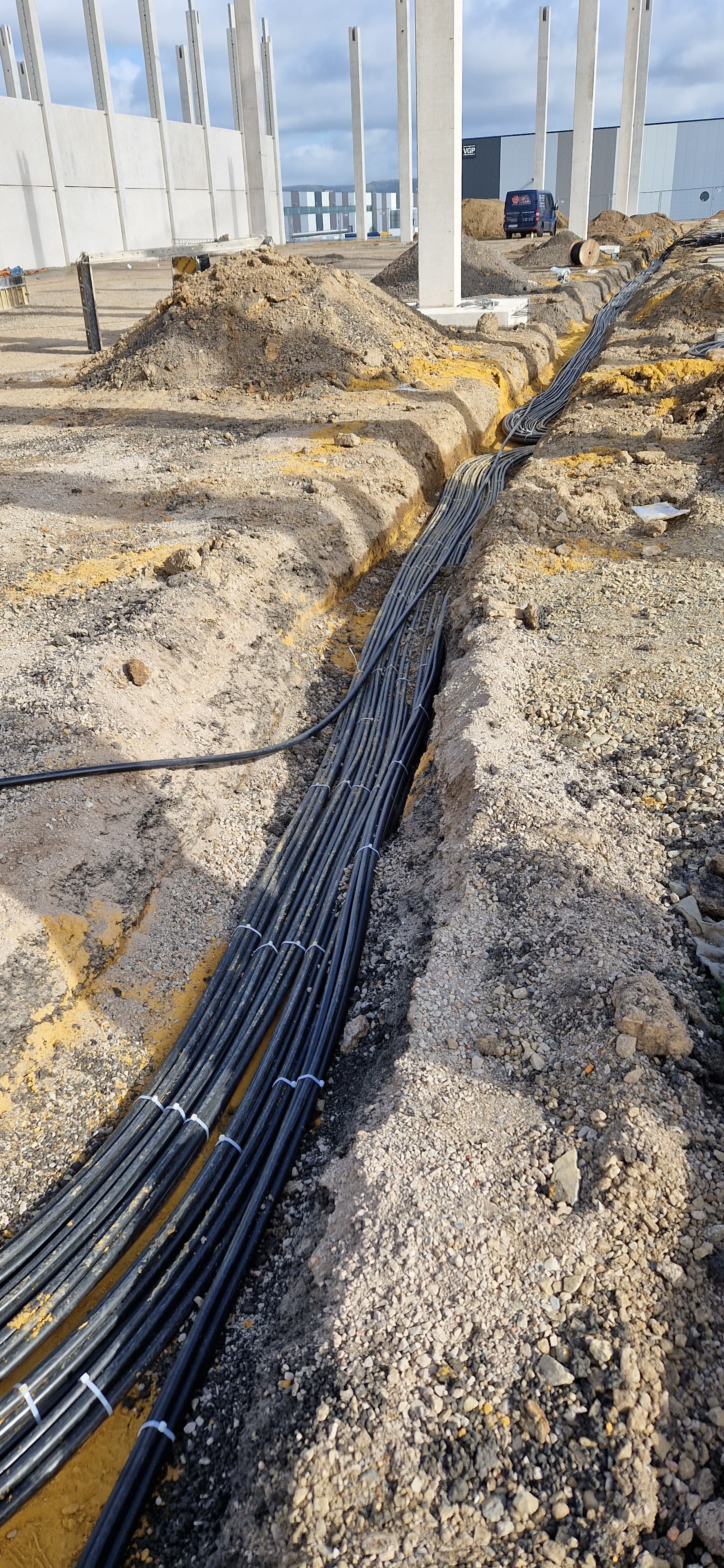 Mehrere Stromkabel verlaufen entlang einer Wanddurchführung in einem Technikraum