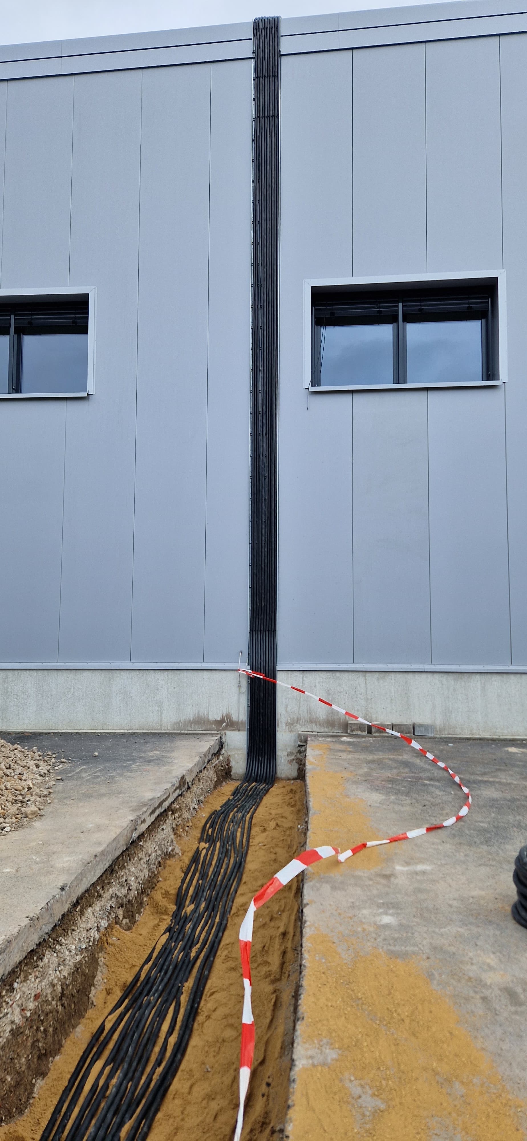 Installierte Industriekabel verlaufen entlang einer Kabeltrasse in einem Technikraum