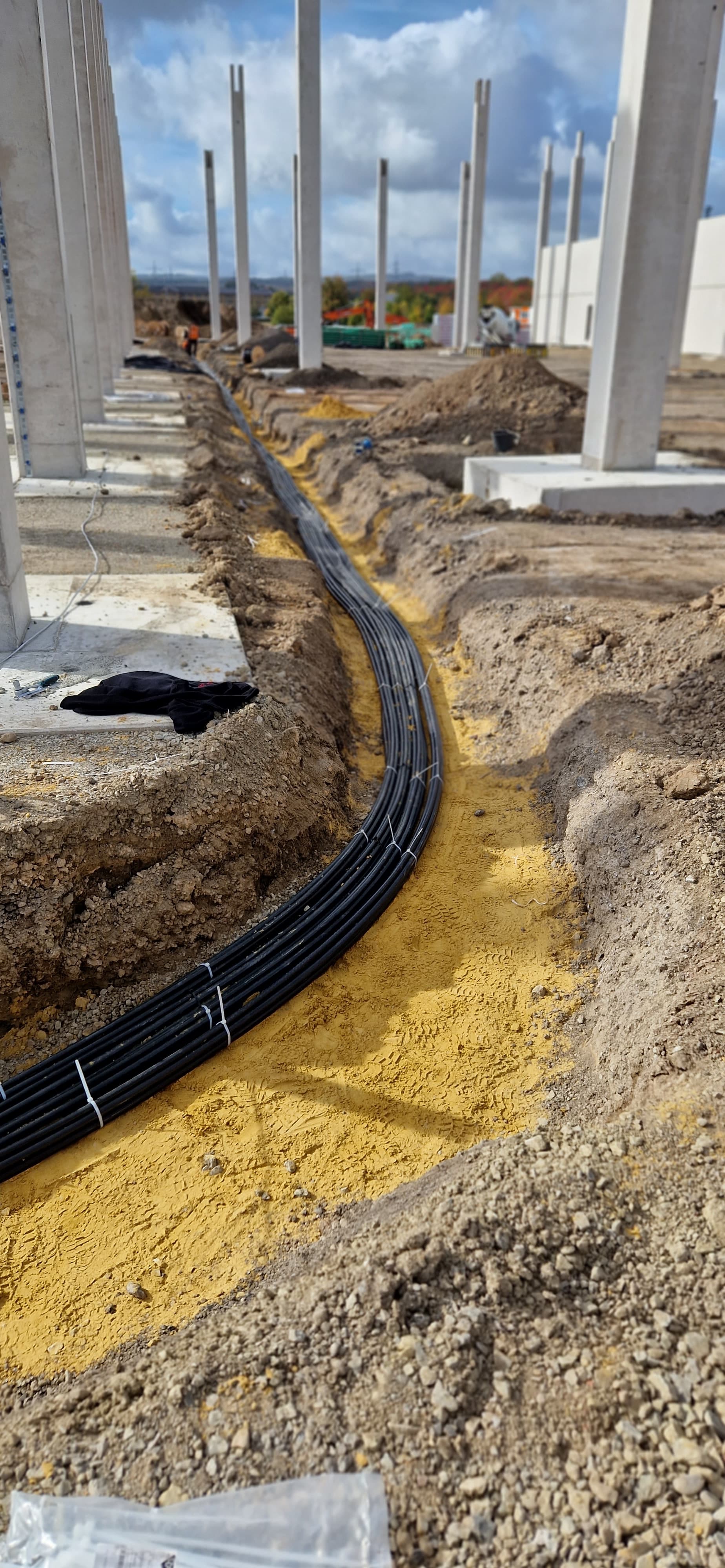 Baustellenmaterial und Ausrüstung einer Kabelverlegungsfirma