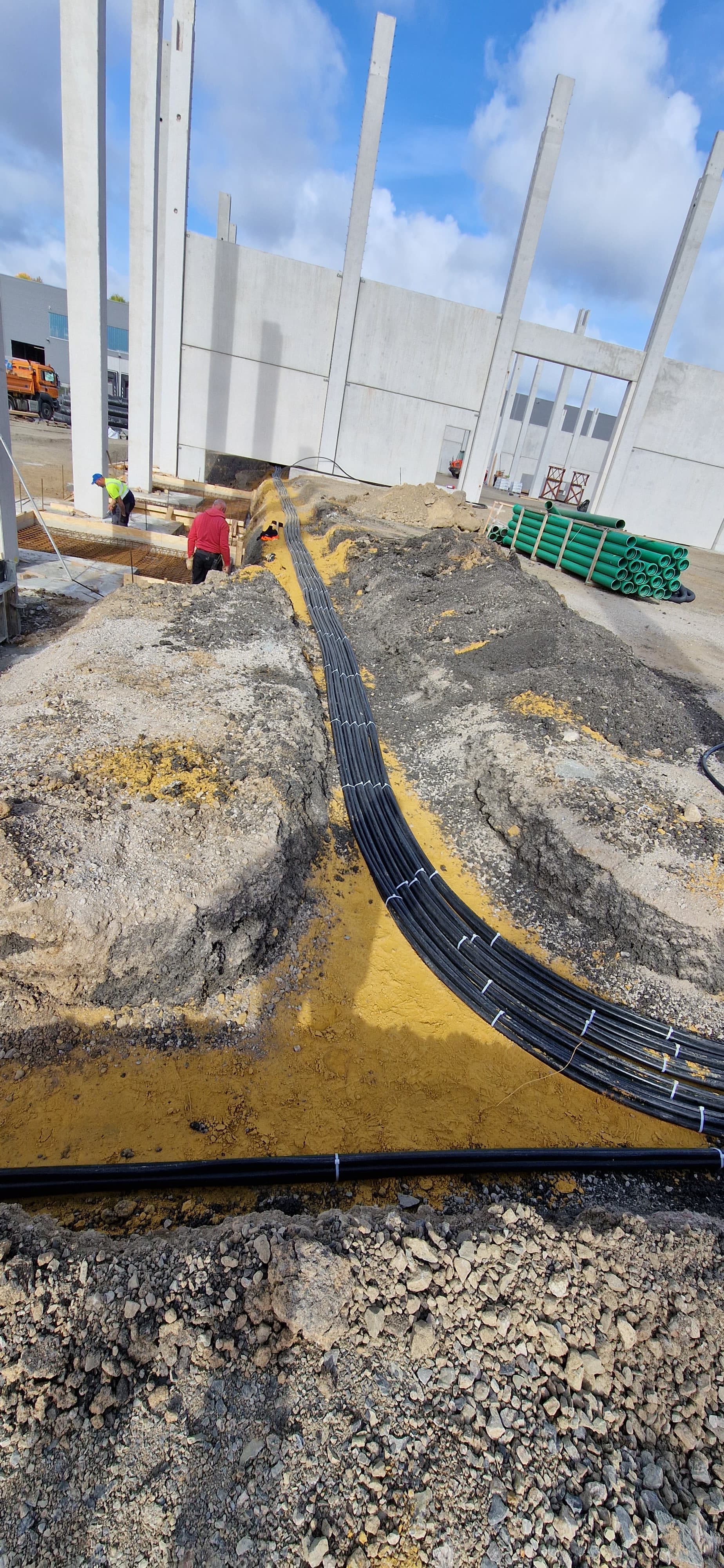 Erdkabel werden auf einer Baustelle für die Energieversorgung vorbereitet