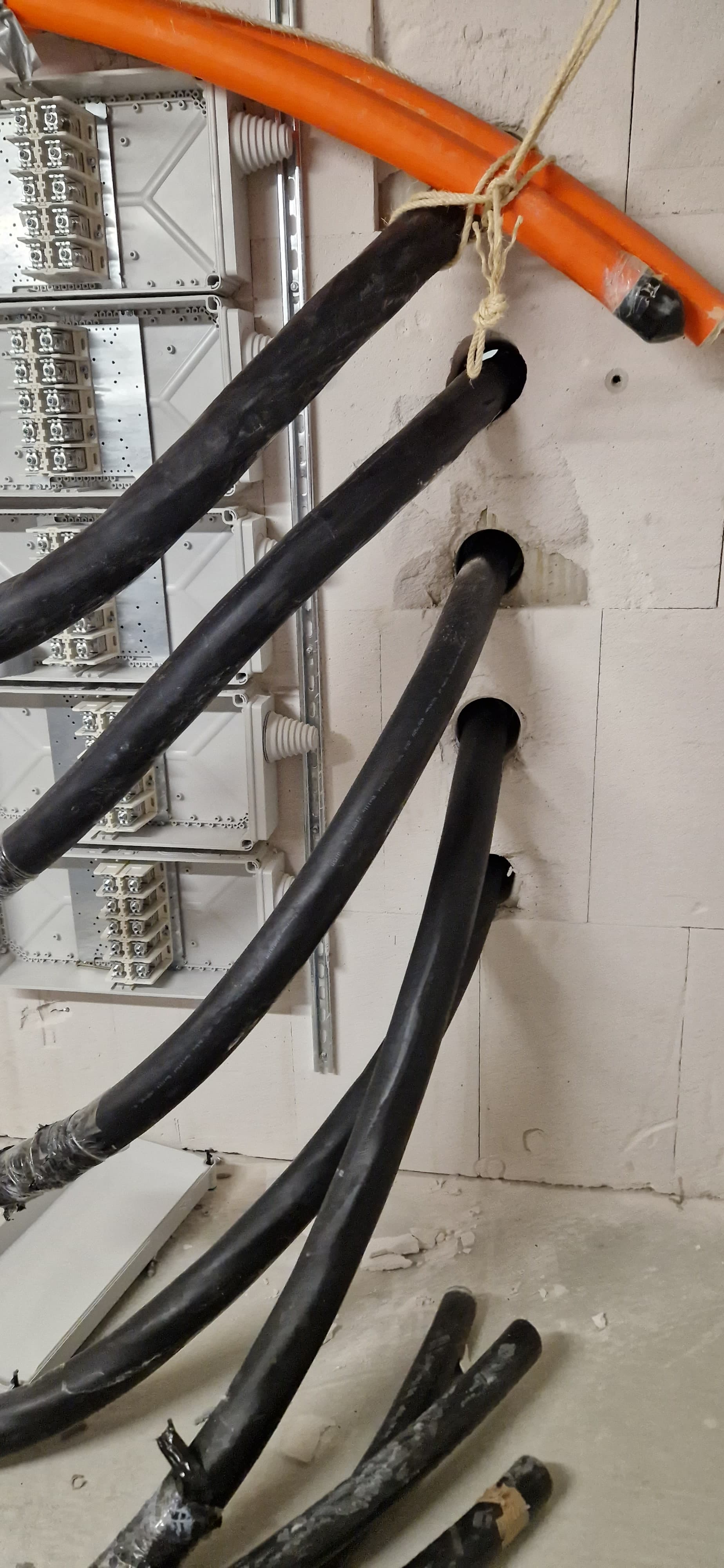 Kabeltrassen verlaufen unter der Decke einer Industriehalle