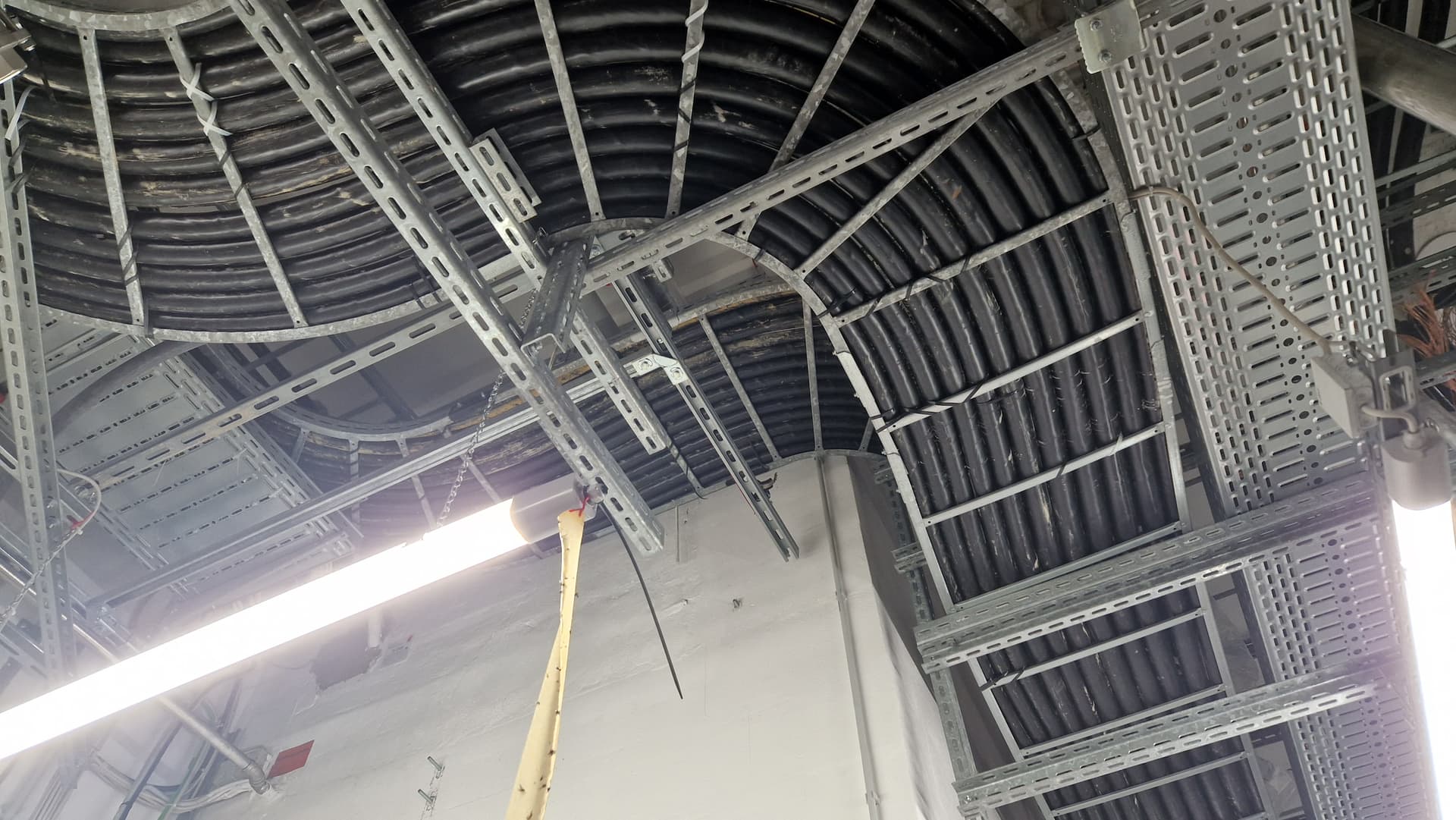 Starkstromkabel verlaufen in einer Kabeltrasse auf dem Dach eines Industriegebäudes