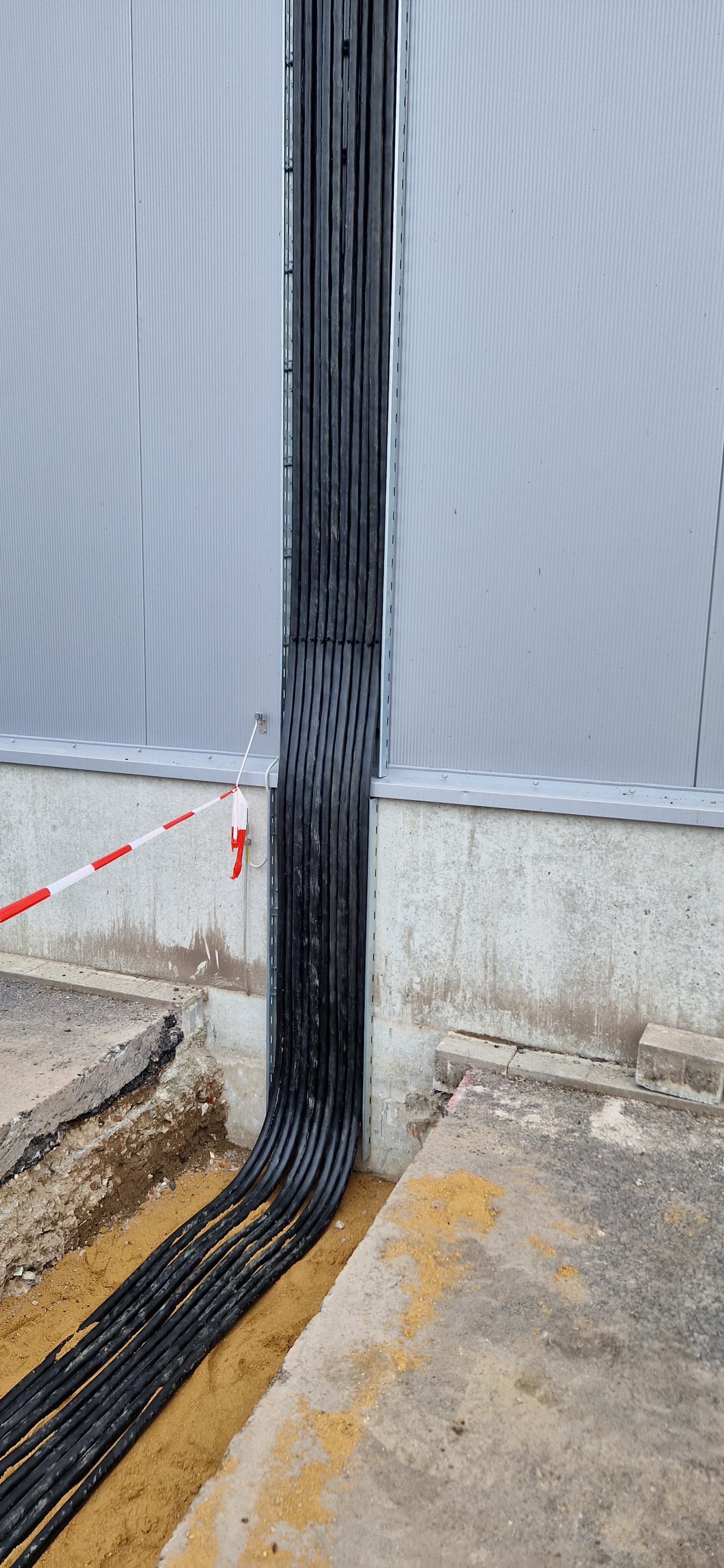 Große Kabeltrasse mit gebündelten Starkstromkabeln unter der Decke