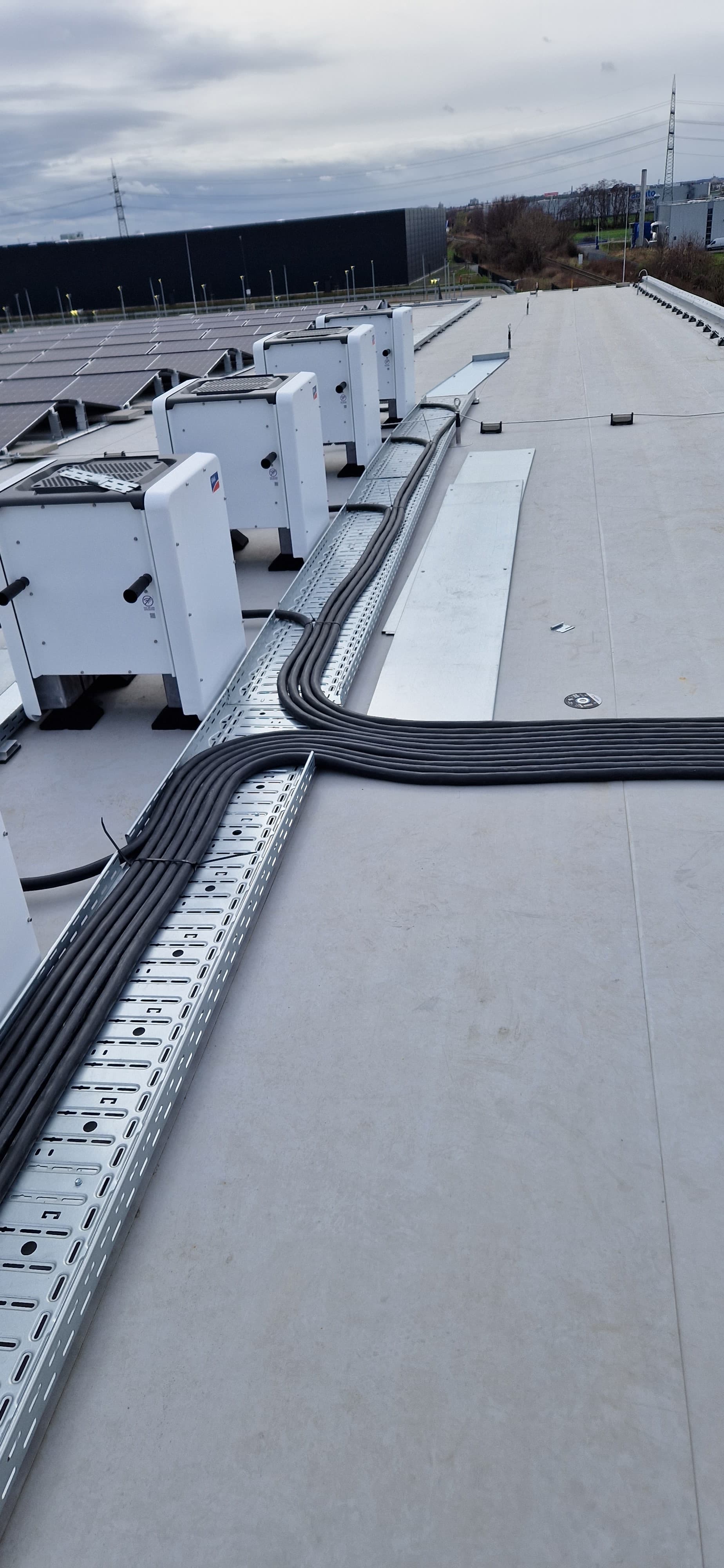 Kabelzug unter einer Brücke während Bauarbeiten