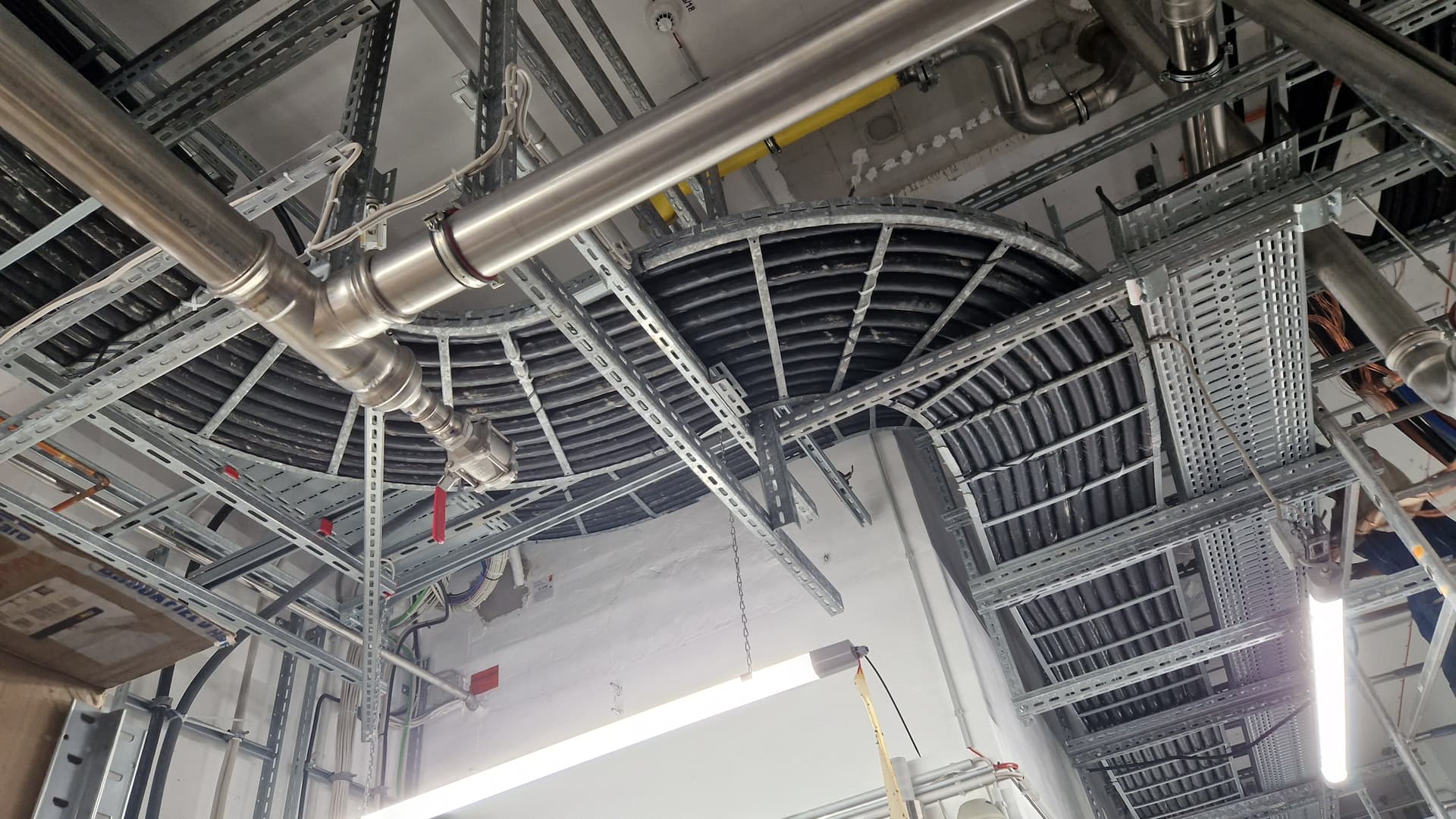 Große Kabeltrommeln mit Industriekabeln auf einer Baustelle