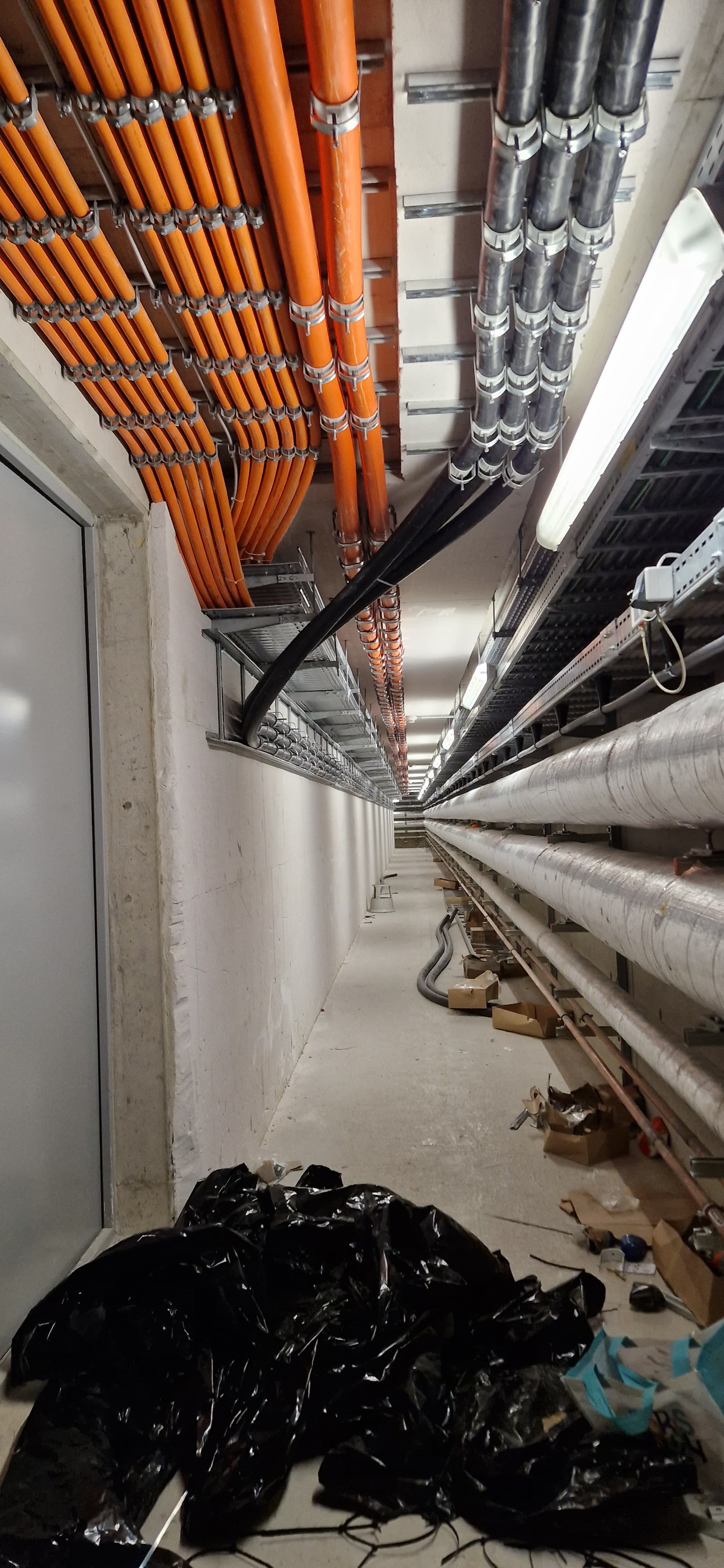 Kabeltrommeln mit Starkstromkabeln auf einer Baustelle