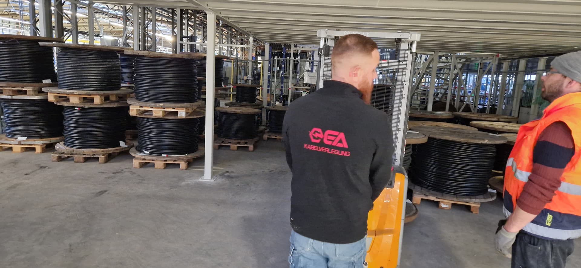 Kabelverlegung auf einer Montageplattform in einer Industrieanlage