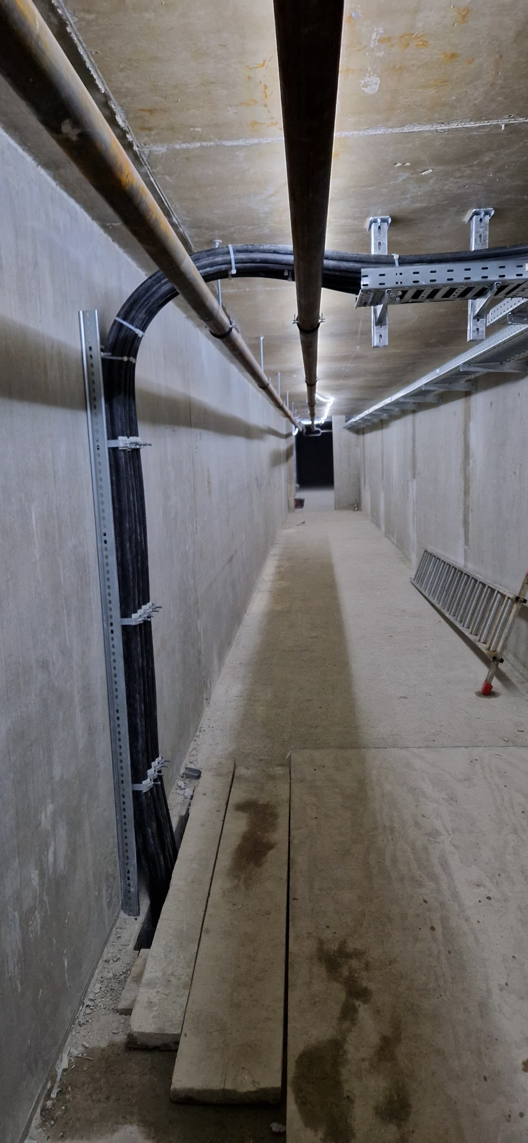 Installierte Stromkabel verbinden Kabeltrassen mit Verteilkästen