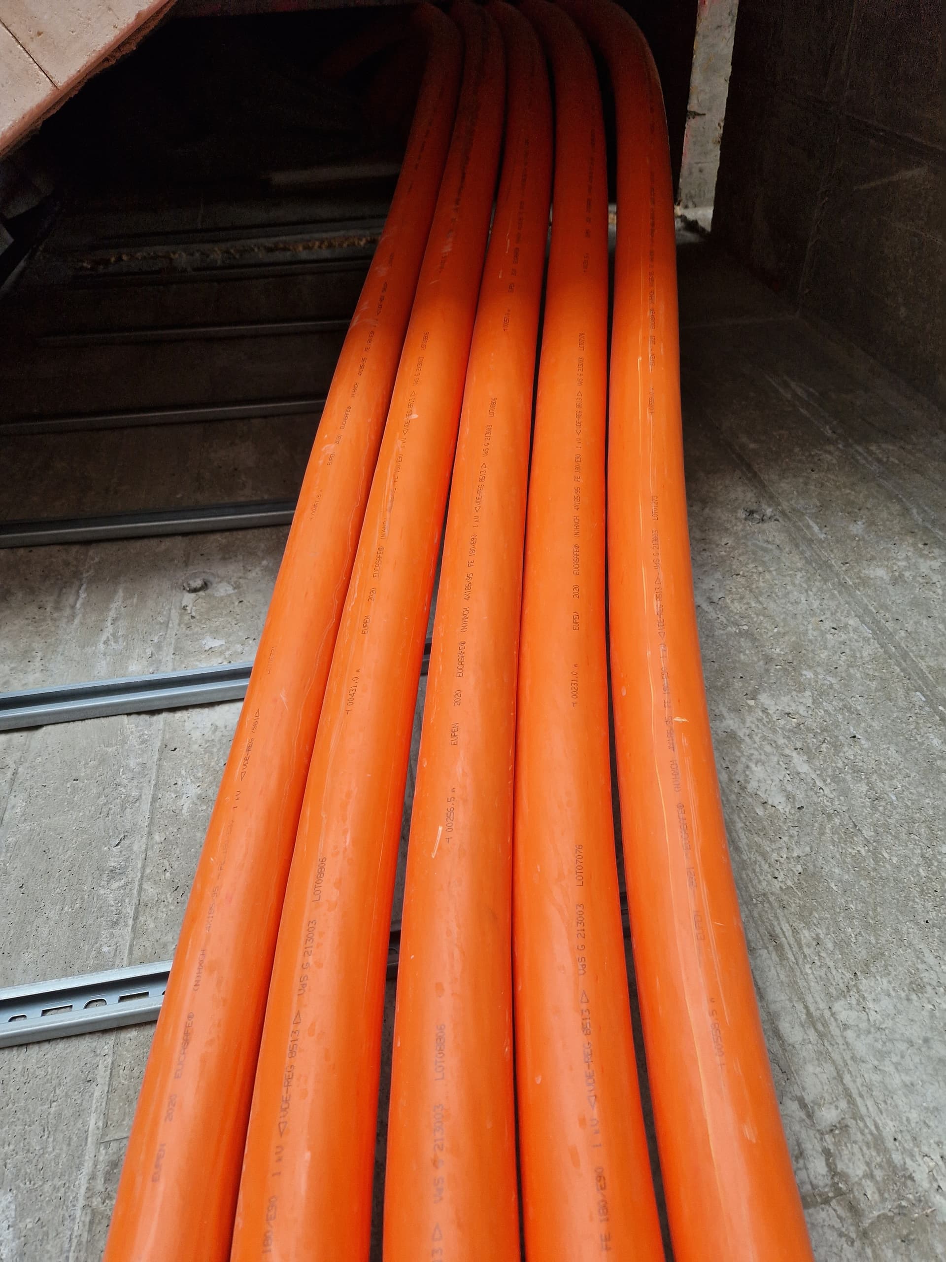 Mehrere Erdkabel verlaufen durch einen Kabelschacht