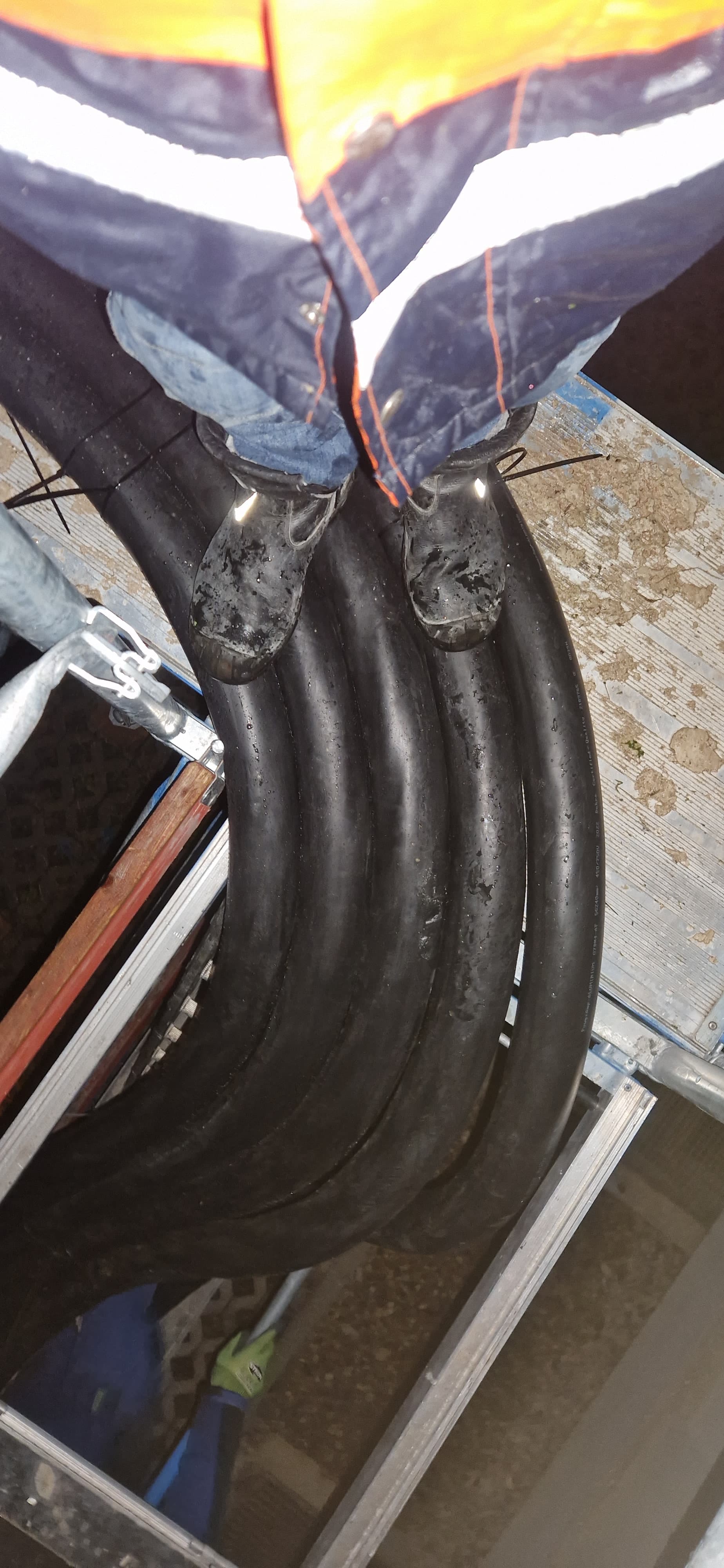 Monteure arbeiten an der Installation von Starkstromkabeln in einer Industrieanlage