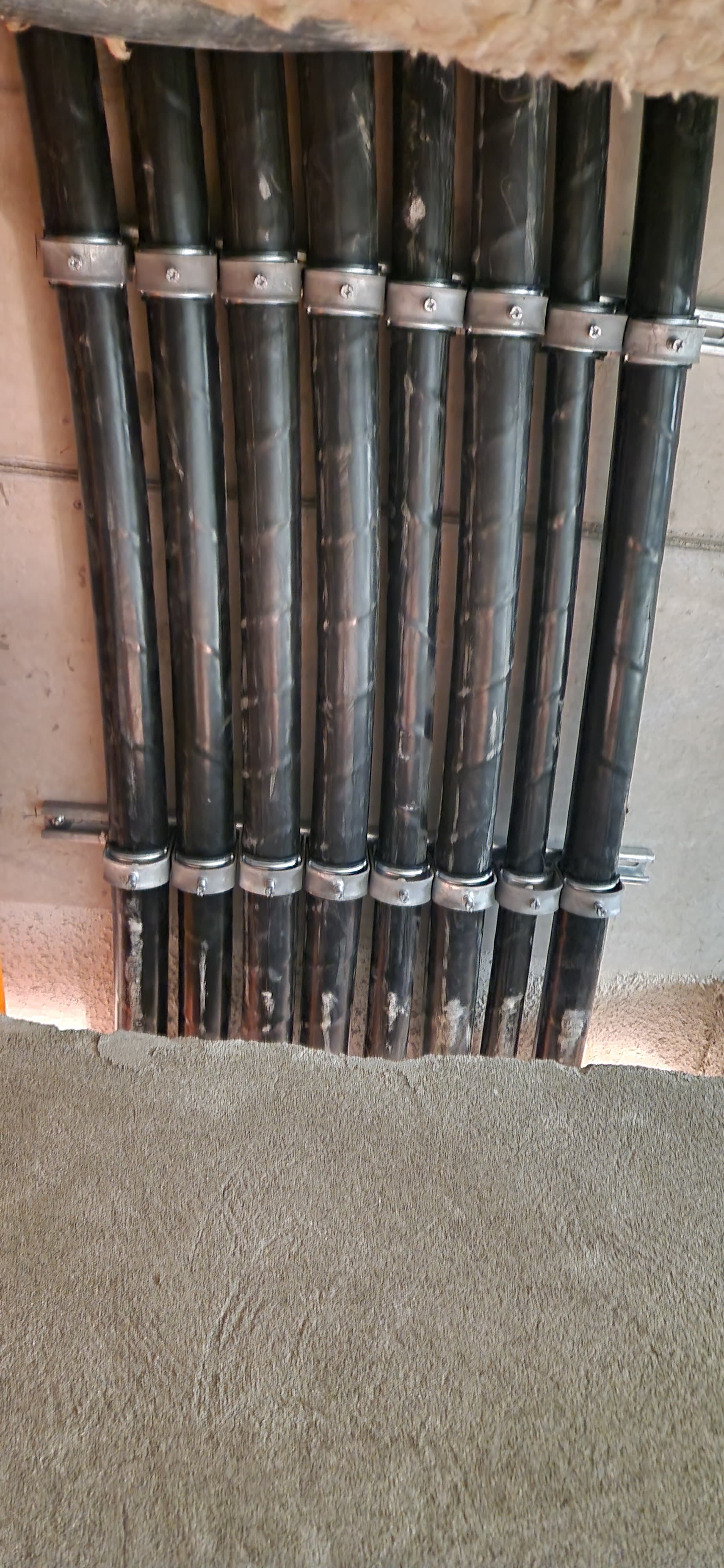 Starkstromkabel führen in einen Verteilerraum einer Industrieanlage