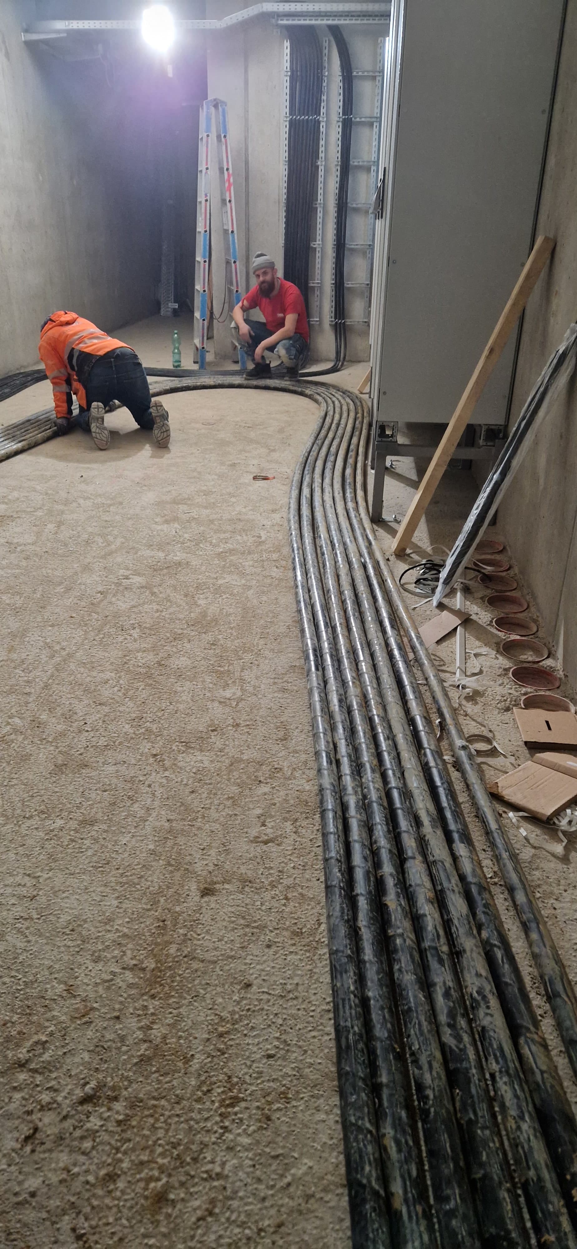 Erdkabel verlaufen durch einen Kabelschacht der Energieversorgung